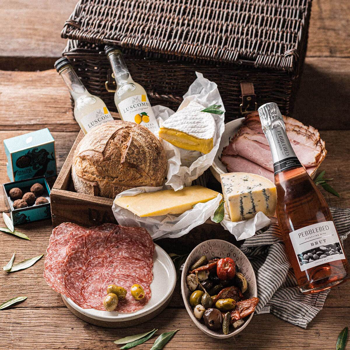 Picnic Hamper with Fizz
